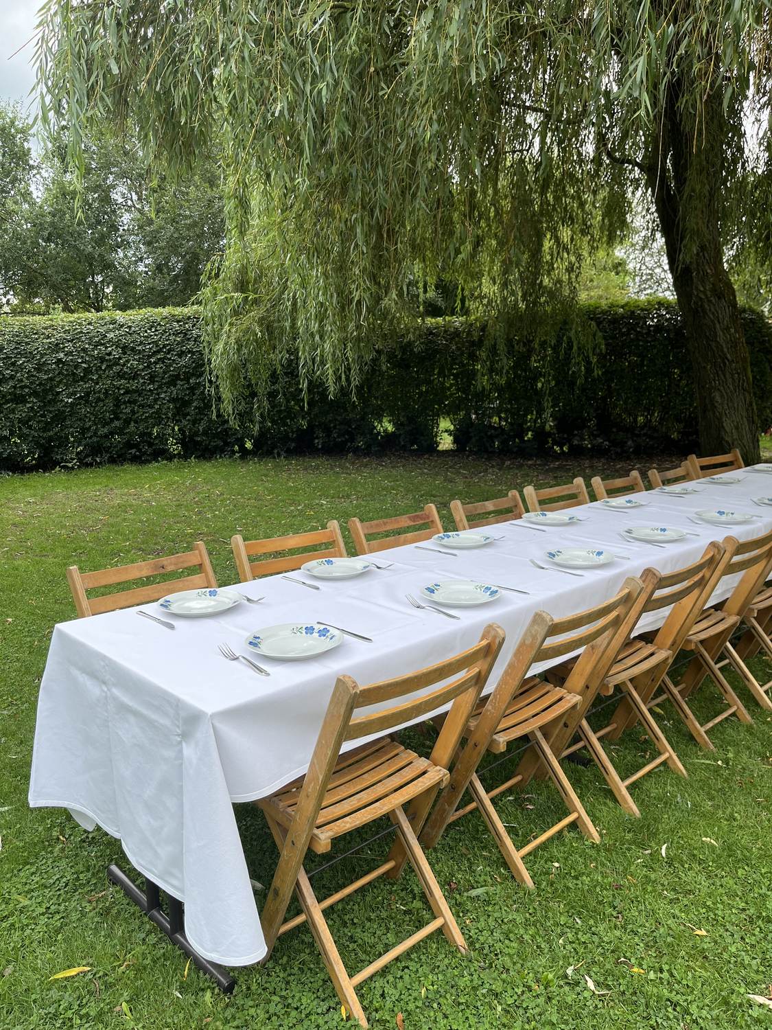 Gedekte tafel met wit tafellaken en borden met blauwe bloemen
